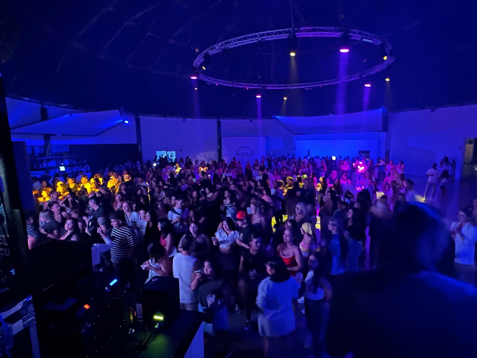 Sala grande con iluminación morada