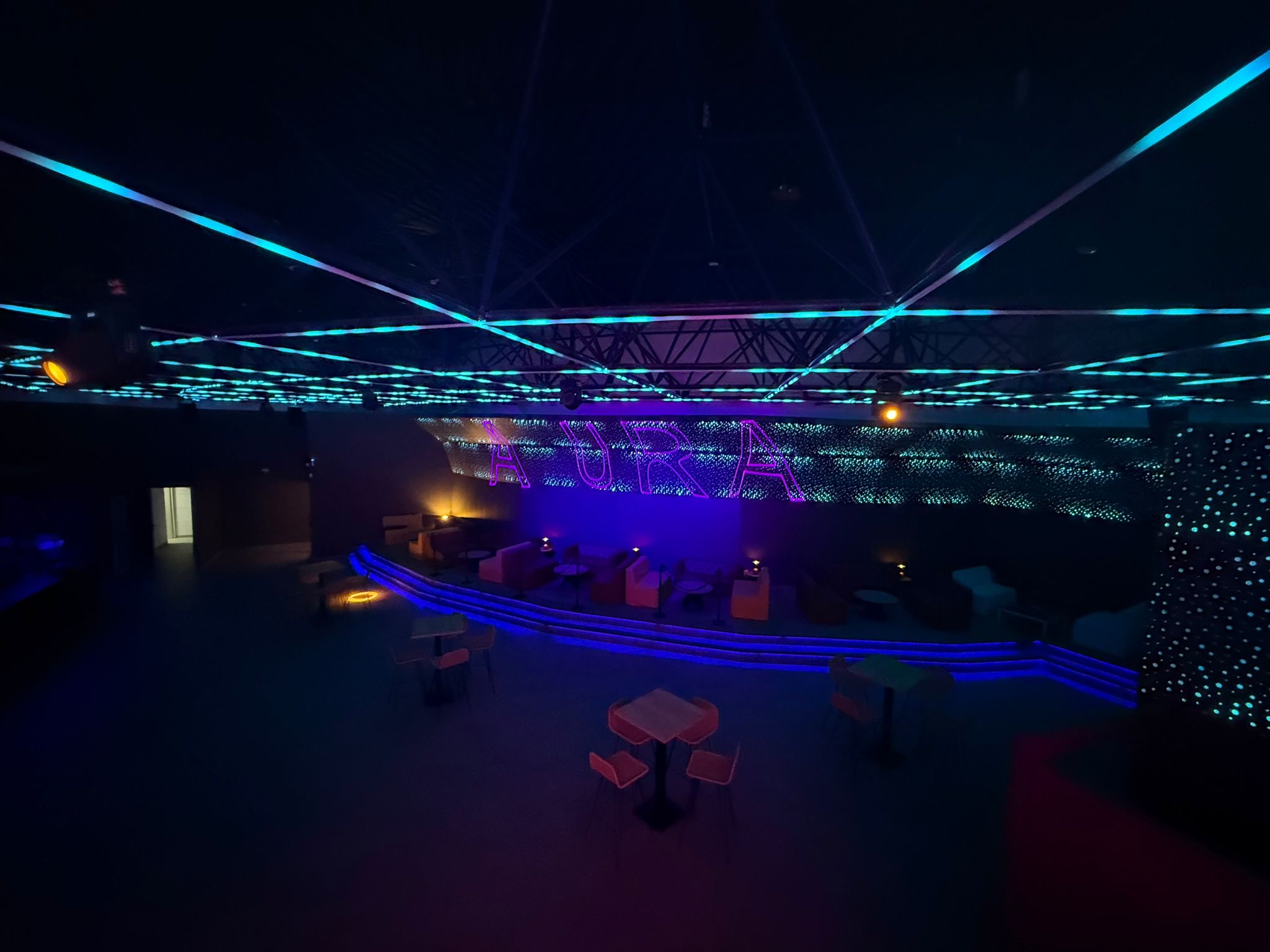 Sala pequeña con iluminación azul
